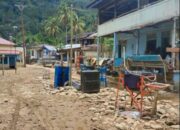 Masyarakat Kabupaten Kampar Mulai Bersihkan Material Banjir Bandang