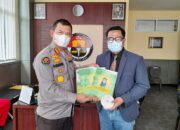Satake Bayu Diberi Buku Saku Kesehatan dr.M.Jon Abrahim