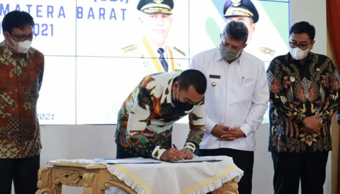 Dukung Statistik Sektoral, BPS RI Beri Piagam Pemprov Sumbar