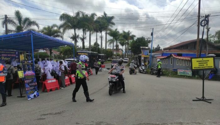 Satlantas Bukittinggi Lakukan Pemeriksaan kartu Vaksin Pengendara