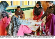 Dosen Seni Rupa FBS UNP Beri Pelatihan Prakarya Guru SDN 09 dan 36 Air Pacah