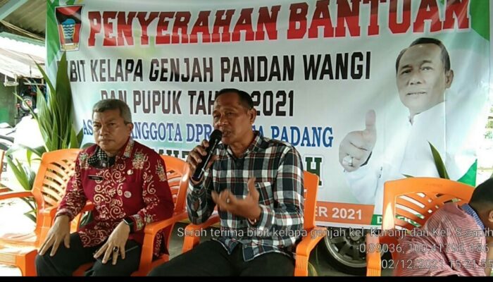 Muzni Zen Bantu Bibit Kelapa Poktan Kuranji dengan Pokir