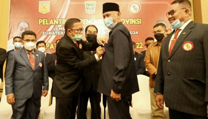 Mahyeldi Disemati Logo Lemkari Oleh Ketua Pengprov Sumbar