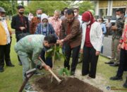 Mendes PDTT Sempatkan Tanam Pohon di Kampus UNP