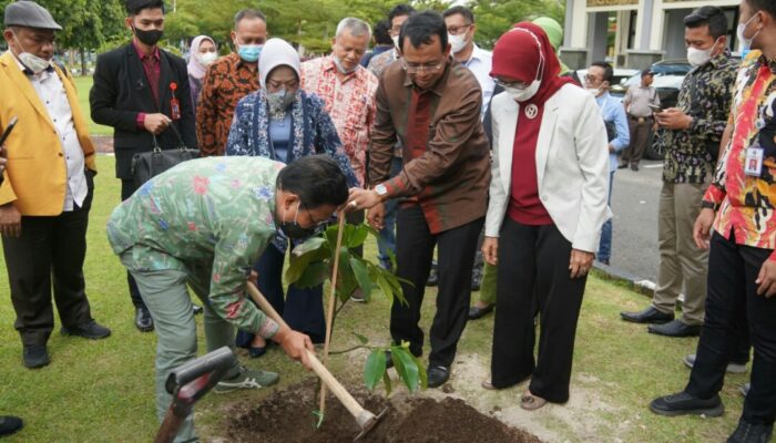 Mendes PDTT Sempatkan Tanam Pohon di Kampus UNP