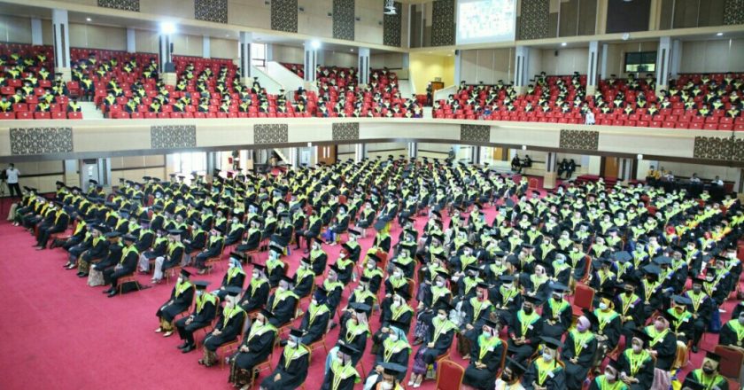 Rektor UNP Mewisuda 1.848 Lulusan Pascasarjana, Sarjana, dan Diploma