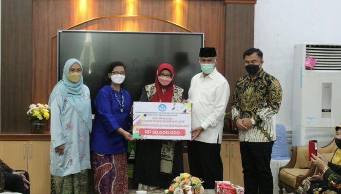 Raudha Thaib Diberi Anugerah Kebudayaan Indonesia 2021