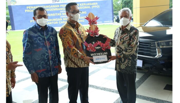 UNP Jalin Kerjasama, BTN Padang Serahkan 4 Unit Mobil Operasional