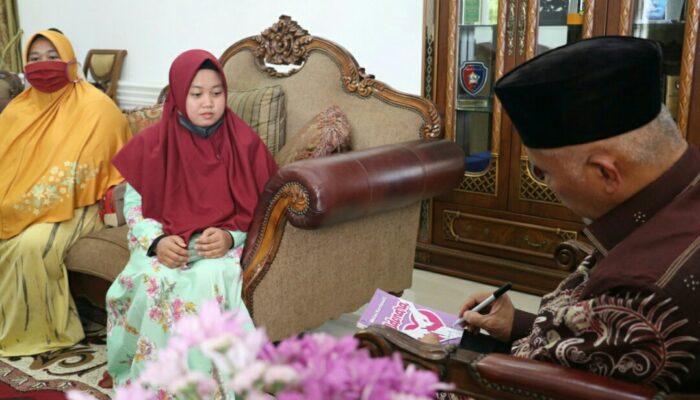 Menulis Novel Pakai HP, Melani di Hadiakan Gubernur Laptop