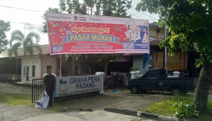 HUT ke-23 Padang Ekspres Gelar Sembako Murah Untuk Warga