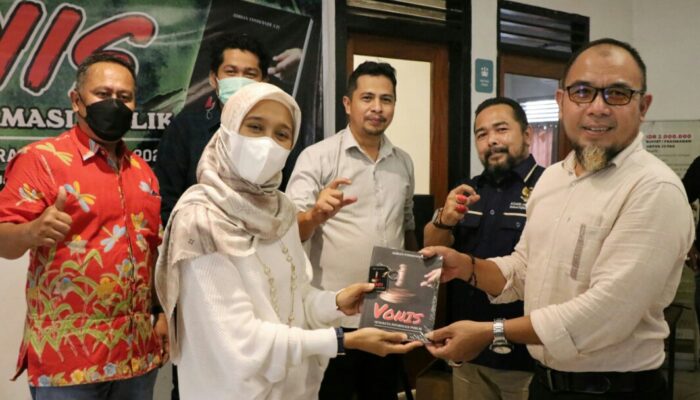 Komisioner KI Sumbar Terbitkan Buku Vonis SIP Sarat Manfaat