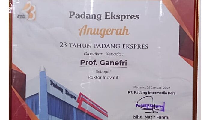 Padek Anugerahi Prof Ganefri Sebagai Rektor Inovatif