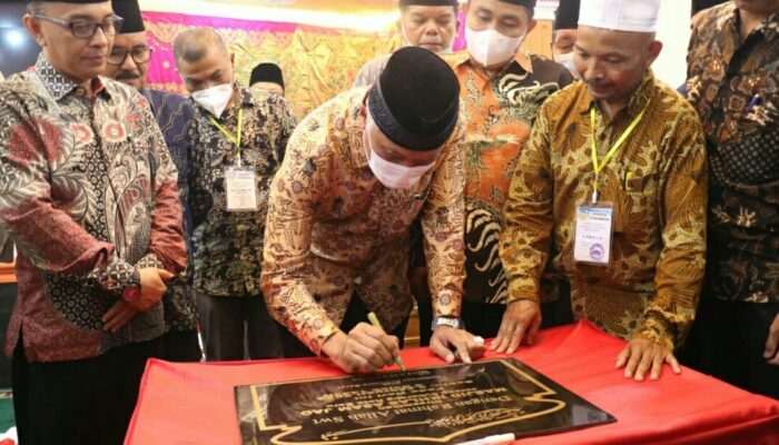 Mahyeldi: Jadikan Masjid Tempat Pusat Kegiatan Warga