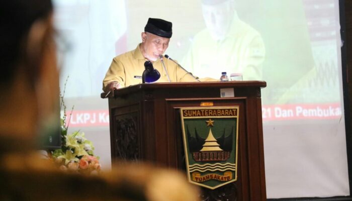 Paripurna, Mahyeldi Sampaikan Nota LKPJ Kepala Daerah 2021