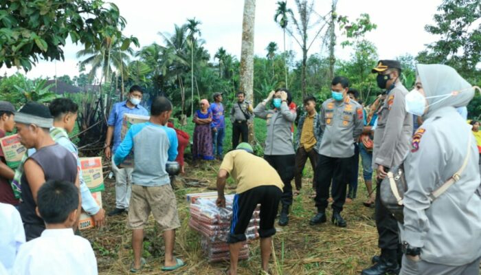 Humas dan Kabid Dokkes Polda Sumbar Bantu Korban Gempa