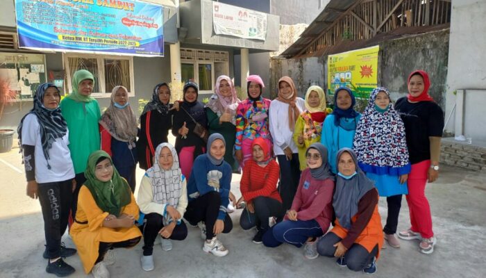 Mak-mak PKK Kampung Pondok Ketuk Warga Untuk Berdonasi