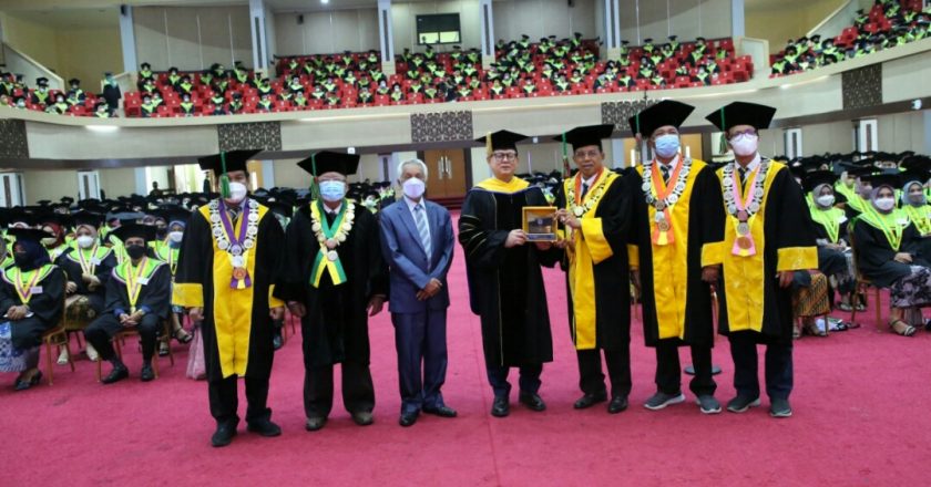 Mantan Mentri Kelautan Beri Orasi Ilmiahnya dalam Wisuda UNP ke -126