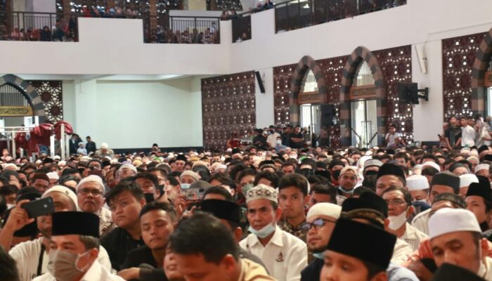 Jelang Puasa Warga Sumbar Padati Tausiyah UAS di Masjid Raya