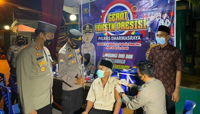 Polres Dharmasraya Gelar Vaksin Presisi Usai Tarawih