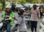 Polwan Polda Sumbar berbagi Takjil kepada Masyarakat