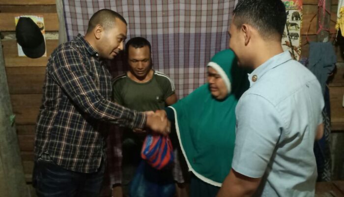 Wagub Sumbar Bantu Warga Menetes Air Mata