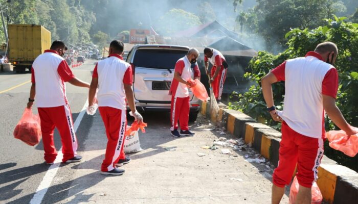 Pasca Lebaran Polres Padangpanjang dan Warga Bersihkan Sampah