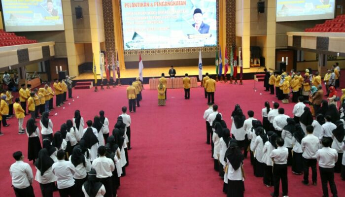Rektor Prof. Ganefri Lantik Pimpinan Sekolah di UNP