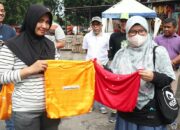 Pusat Riset CRROWM -UNP Bagikan Kantong Ramah Lingkungan