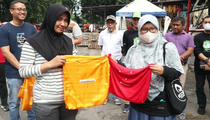 Pusat Riset CRROWM -UNP Bagikan Kantong Ramah Lingkungan