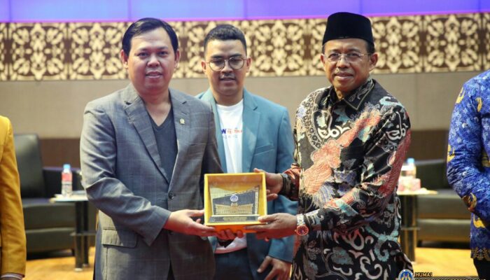 Wakil Ketua DPD RI Beri Motivasi Mahasiswa UNP