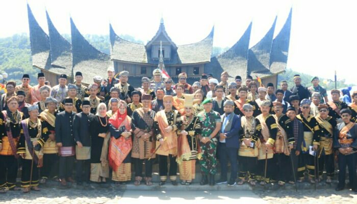 Kapolda Sumbar Teddy Diberi Gelar Tuanku Bandaro Alam Sati