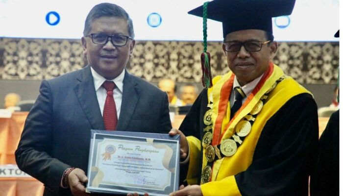 Wisuda UNP, Orasi Ilmiah Hasto Jelaskan Geopolitik Sukarno