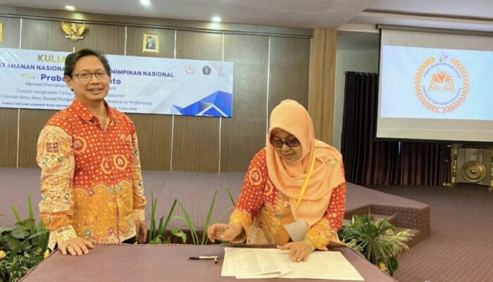 Dekan FIS UNP Tanda Tangani MoU pada Raker FORDEKIS 2022