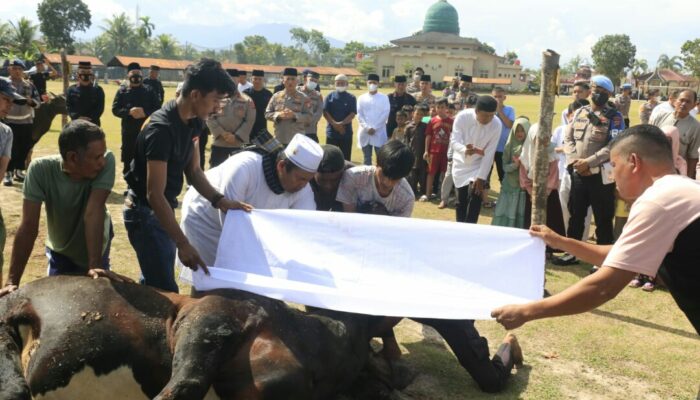 Polda Sumbar bagikan daging Kurban ke Kaum Duafa dan Korban Gempa
