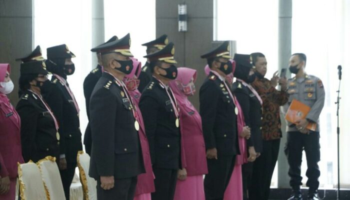 64 Personel Polda Sumbar Laksanakan Wisuda Purnabakti