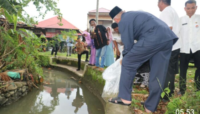 Lestarikan Sungai, Pemprov Sumbar Lepas 30 ribu Bibit Ikan