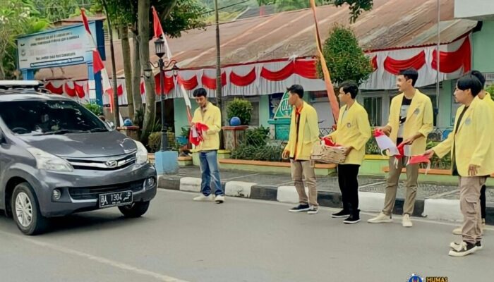 Mahasiswa UNP Sawahlunto Bagikan Bendera Merah Putih Gratis