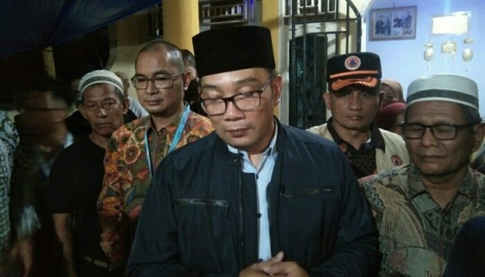 Ridwan Kamil Kunjungi Rumah Keluarga Ikhsan, Ikut Terharu