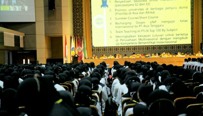 Rektor Ganefri Buka PKKMB UNP