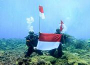 Gubernur dan Wagub Sumbar Kibarkan Bendera di Samudera Hindia