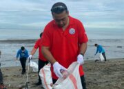 Wagub Sumbar Bersama 380 Relawan Pungut Sampah di Pantai Puruih