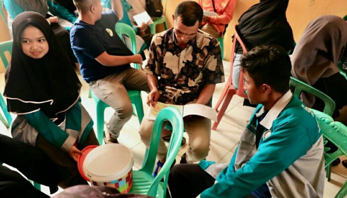 Mahasiswa UNP Latih Karang Taruna Pemanfaatan Ecoenzyme