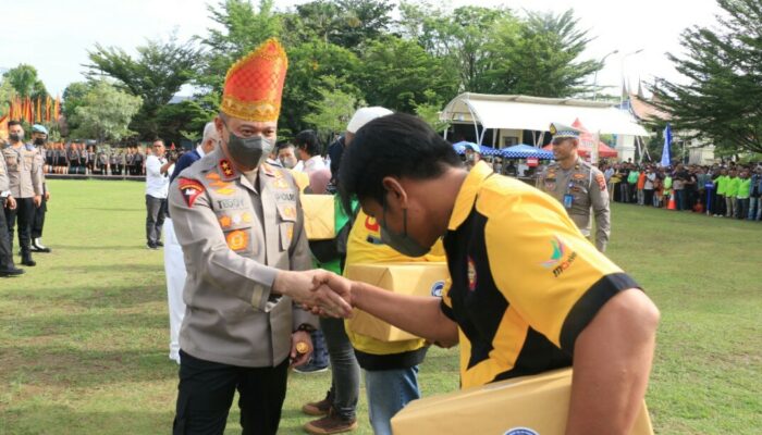 Mapolda Sumbar Salurkan 5000 Paket Sembako Pada Komunitas Angkutan
