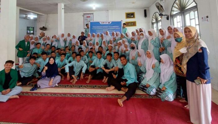 Ilmu Politik Unand dan KPU Sosialisasikan Pemilu di SMAN 7 Padang