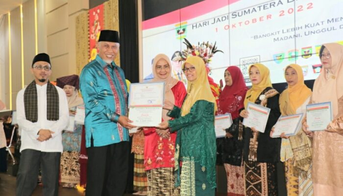 Di HUT ke- 77 Pemprov Sumbar Bagi bagi Penghargaan