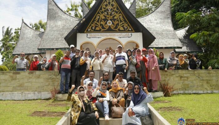Rombongan KONASPI X UNP Ziarah ke Makam Tuanku Imam Bonjol
