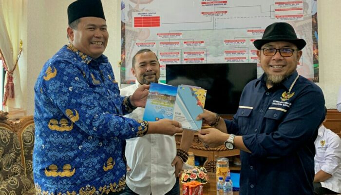 Yota Balad Serahkan Buku Pintar PPID Pariaman ke Arif Yumardi