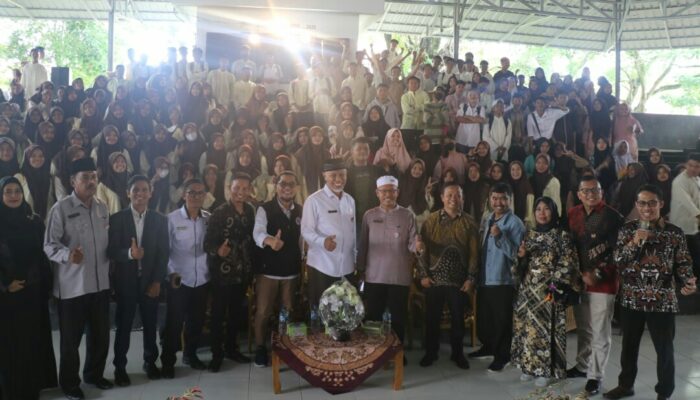 Gubernur Apresiasi Peradi Goes To School Seri ke-7 di SMKN 7