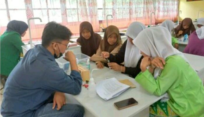 Praktek Praktikum Kimia Sederhana di SMAN 16 Padang