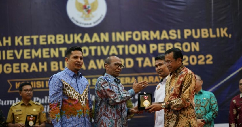 Prof. Ganefri Terima Anugerah BUKA Award 2022 Sebagai Rektor Informatif